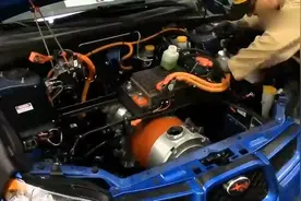 现场拆解电动汽车，引擎盖下面都有什么，比普通的汽车复杂吗