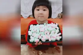 小汤圆吃棉花糖，太可爱了！图片