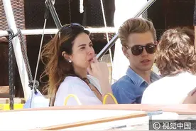 新一波狗粮！性感甜心凡妮莎度假似仙女 和男友奥斯汀甜蜜秀恩爱图片