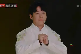 力压黄轩小胖手 潘粤明白嫩肉手被叫“胡巴手”图片