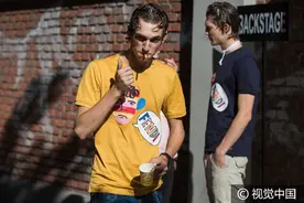 颜值即正义！蒋劲夫Fendi秀后街拍 帅气风衣狂刷大长腿图片