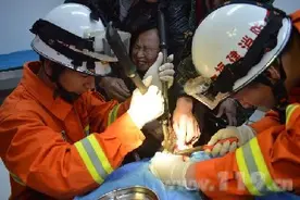 老太手指被戒指勒紧得充血 莆田消防及时摘除图片