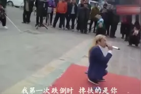 残疾歌手演唱《妈妈我想你》唱哭全场，句句撕心裂肺，太催泪了视频封面