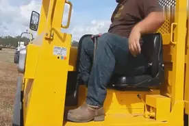履带式自卸车，没有方向盘？！转弯还挺灵活视频封面