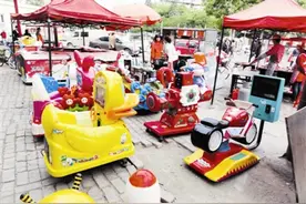 街边儿童游乐设施存隐患：摇摇车 不敢愉快玩耍图片