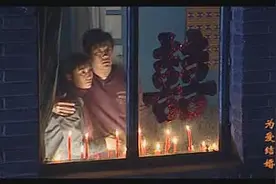 女孩被母亲狠心赶出家门，转身就跟男友在出租屋幸福结婚！视频封面