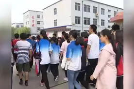 贫困家庭学生读技校免除多项费用视频封面