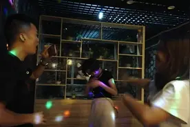 一男生两女生在一起愉快的玩着游戏，最后我实在看不下去了视频封面