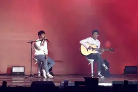 EXO灿烈&D.O.《Boyfriend》，不得不说嘟嘟翻唱英文歌太赞了视频封面