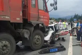 彭州驾校路考惨烈车祸 教练车与大货车相撞考生1死3伤图片