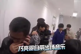 甜馨见到王源害羞 贾乃亮对甜馨说珍惜这个机会视频封面