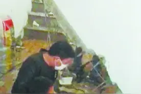 楼板落下压工人腿上 他疼得直叫唤还好没骨折图片
