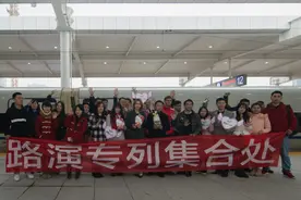 高铁单身趴 啵兔当“爱神” 帕尼尼来提神图片