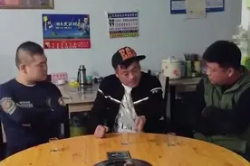 三个人一根串满桌啤酒，宋晓峰请兄弟撸串全程冷幽默笑翻了视频封面