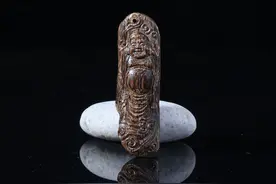 沉香挂件，第一次见这么精致的！图片