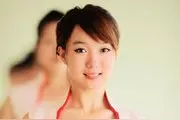 富豪对女子动手动脚，礼仪小姐看不过去直接当头泼红酒图片