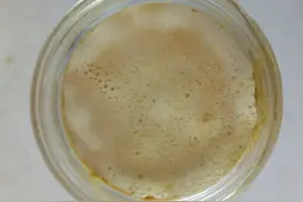夏天蜂蜜表面为什么会起一层白色的泡沫？图片