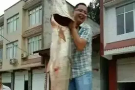 仪陇一男子钓了一条比人还高的鱼，结果......图片