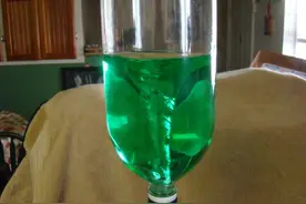 网友用瓶盖将瓶子粘合在一起，随后倒灌液体时出现了儿时的回忆图片