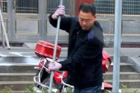 一个主人想吃狗肉，然后将棍棒挥向自己养了三年的狗狗图片