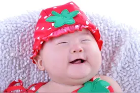 我觉得宝宝最好玩的是又想笑又想哭的表情图片