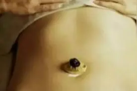 她把生姜贴在肚脐上，奇迹发生了！视频封面