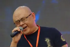 一看以为王刚二看以为臧天朔三看以为周立波，刀郎脸出什么事了？图片