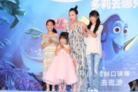小S与三女儿幸福同框，许俏妞女大十八变，越变越像妈图片