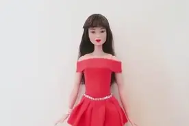 好玩的芭比娃娃玩具，给灰姑娘和白雪公主做一套漂亮的衣服！视频封面