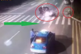 飚速摩托因出租车违停加上小车实线调头，结局死的太壮烈！图片