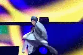 权志龙演唱会又玩新花样 cos黄飞鸿图片