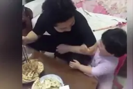 女儿撒娇叫爸爸老公 还称其为妈妈的爸爸图片