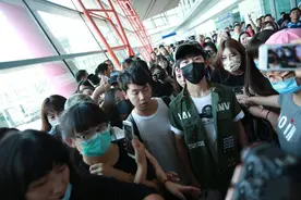 TFBOYS易烊千玺现身机场，遭粉丝追堵寸步难行图片