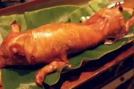 品尝脆皮烤乳猪，用刀划开时看着酥脆无比，看饿了图片