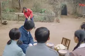 新婚第一天儿媳起晚了没干活不好意思吃饭，拿起扫帚就扫地太逗了视频封面