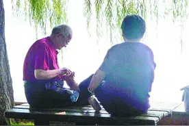 八旬爹爹江滩为老伴剪脚趾甲 网友：羡慕死不少人图片