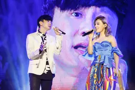 李佳薇举办首场万人演唱会 林俊杰惊喜现身同场飙高音图片