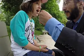 城会玩！加拿大一父亲用松鼠帮女儿拔牙图片