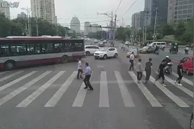 过马路刚走上斑马线就亮红灯了，是跑步抢行还是调头返回？有案例视频封面