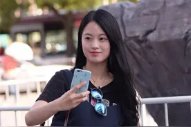 小夏街拍：与鞠婧祎七分相似的女生图片