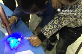 吓一跳，小朋友们玩3D画笔玩得可好了图片