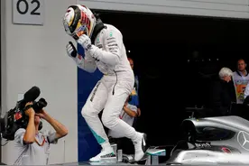 #F1#奥地利站尾圈火花擦撞，汉密尔顿罗斯伯格互相指责图片