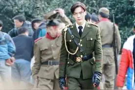 他十八岁出道，十年仍是新人，现在爆红帅的迷人图片