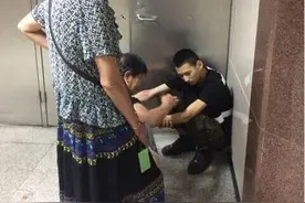 成都警察小哥突然晕倒 三位大妈热心救助图片