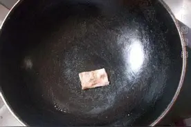 宝宝受凉拉肚子，吃铁锅滚熟的鸡蛋，很管用图片