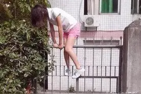 同学有门不走总是翻围墙，这样真的好吗！图片