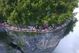 张家界天门山盘龙崖玻璃栈道开通 ，令人胆战心惊！你敢挑战吗？图片