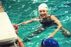 37岁章子怡产后复出，水中训练营近照图片