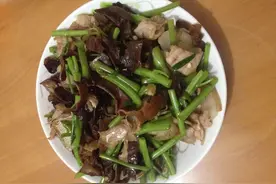 木耳空心菜炒瘦肉，爽香赞图片