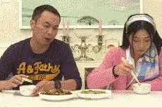 搞笑GIF图：小伙子，你的回答很机智啊！图片
